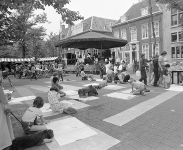 884139 Afbeelding van een straattekenwedstrijd op het Janskerkhof te Utrecht, georganiseerd door het Utrechtsch ...